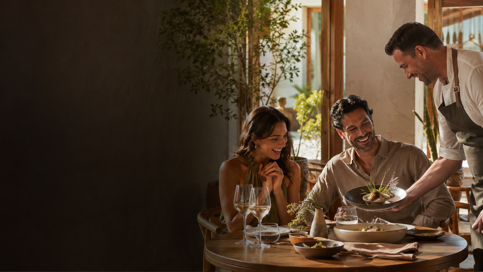Pareja disfrutando una experiencia gastronómica presentada por el restaurante