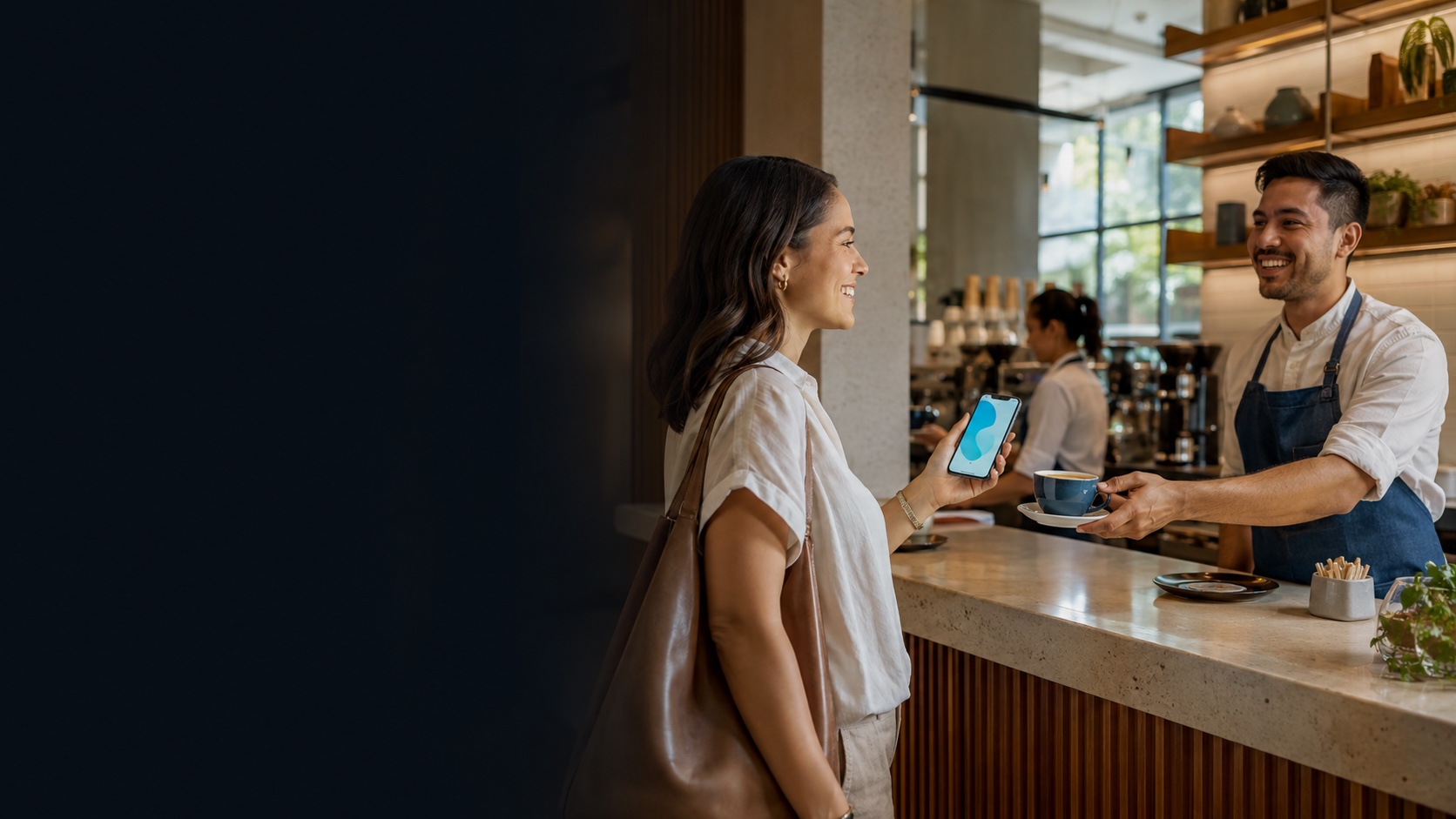 Clienta regresando a una cafetería con su tarjeta digital de beneficios en el teléfono