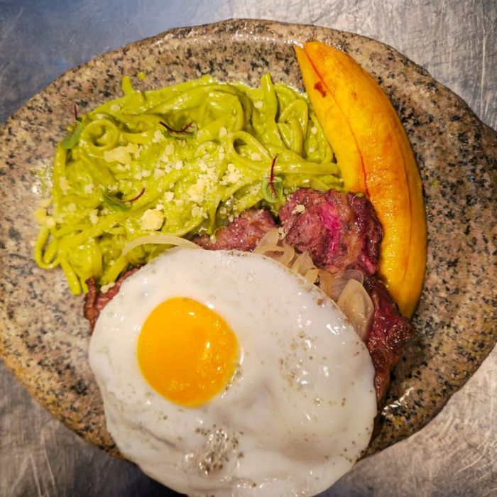 Bistec a lo pobre peruano