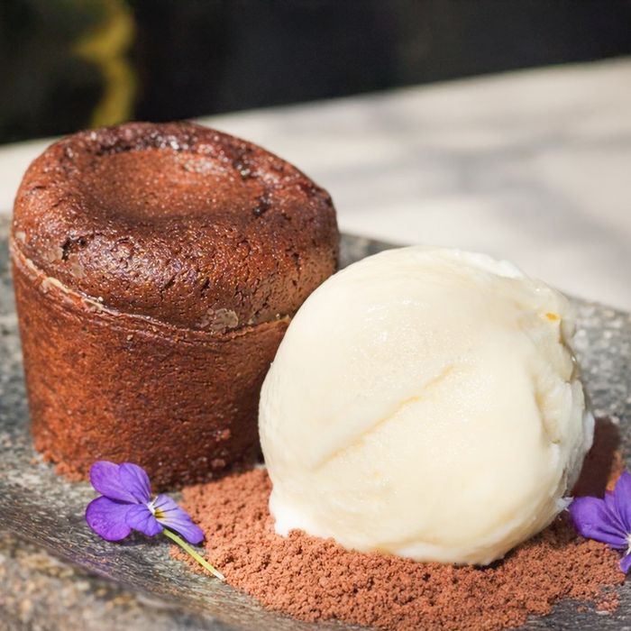 Volcán de chocoalte con helado