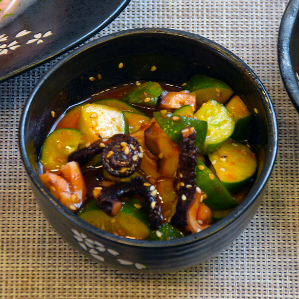 Pulpo y pepino con salsa kimchi