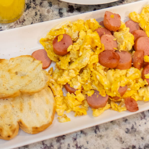 Huevo revuelto con salchichas